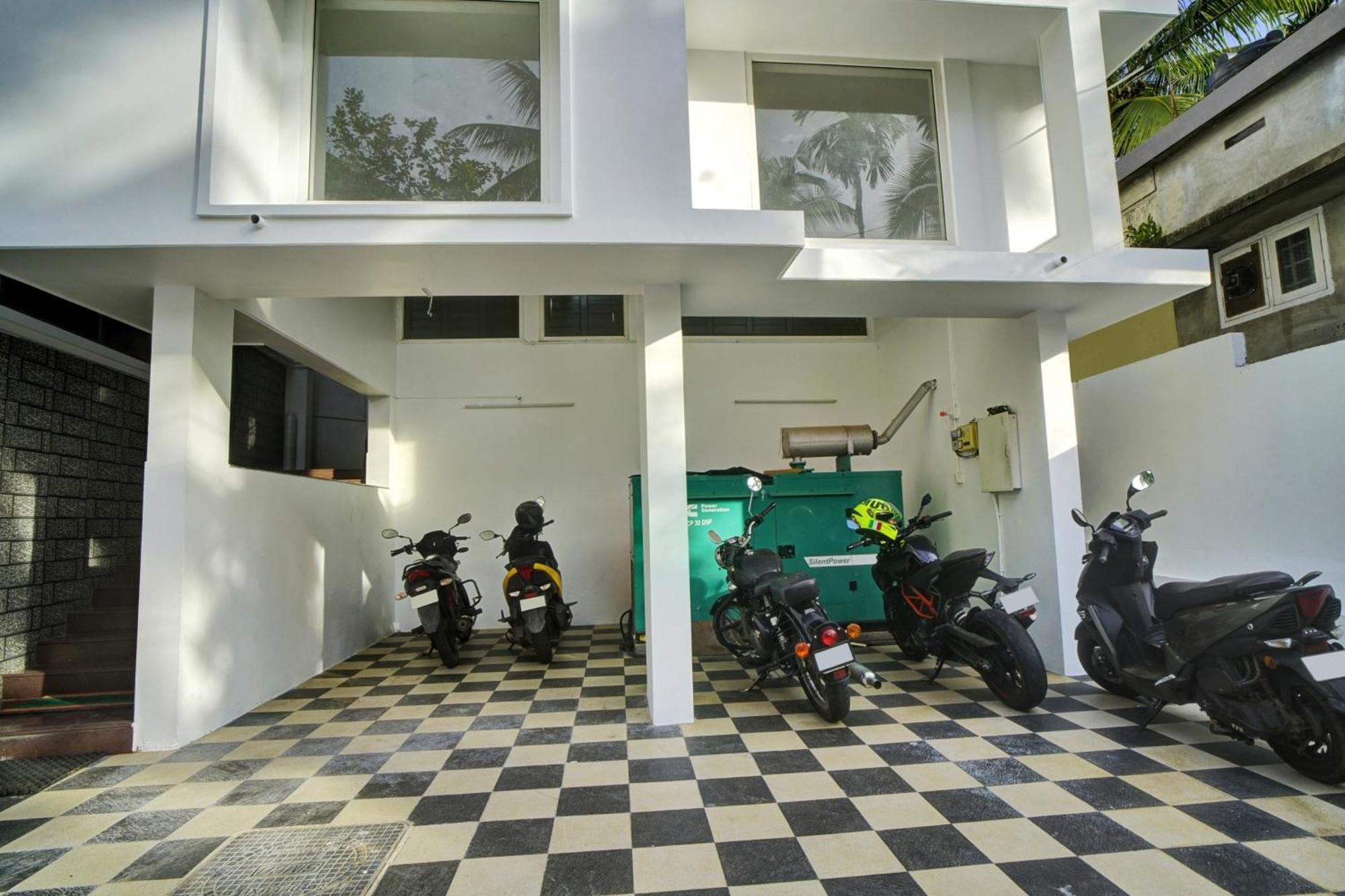 Hotel O Crystal Executive Suites Kochi Екстер'єр фото